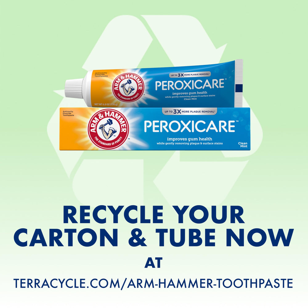Arm & Hammer persona cepillándose con el producto demostrando uso diario