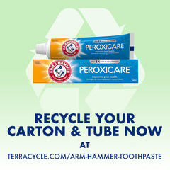Arm & Hammer persona cepillándose con el producto demostrando uso diario
