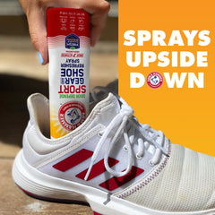 Arm & Hammer spray aplicándose dentro de una zapatilla para refrescar