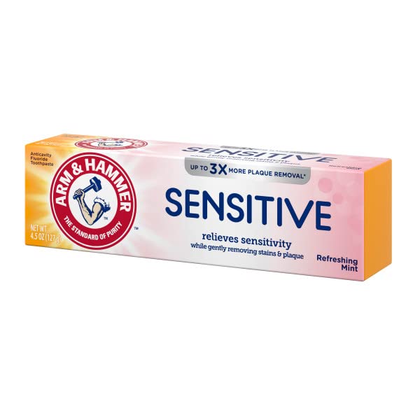 Arm & Hammer en uso mientras se cepillan dientes, aporta alivio sensible