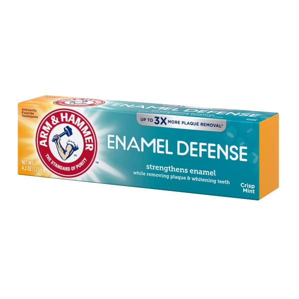 Arm & Hammer persona cepillando dientes, muestra frescor y acción limpiadora