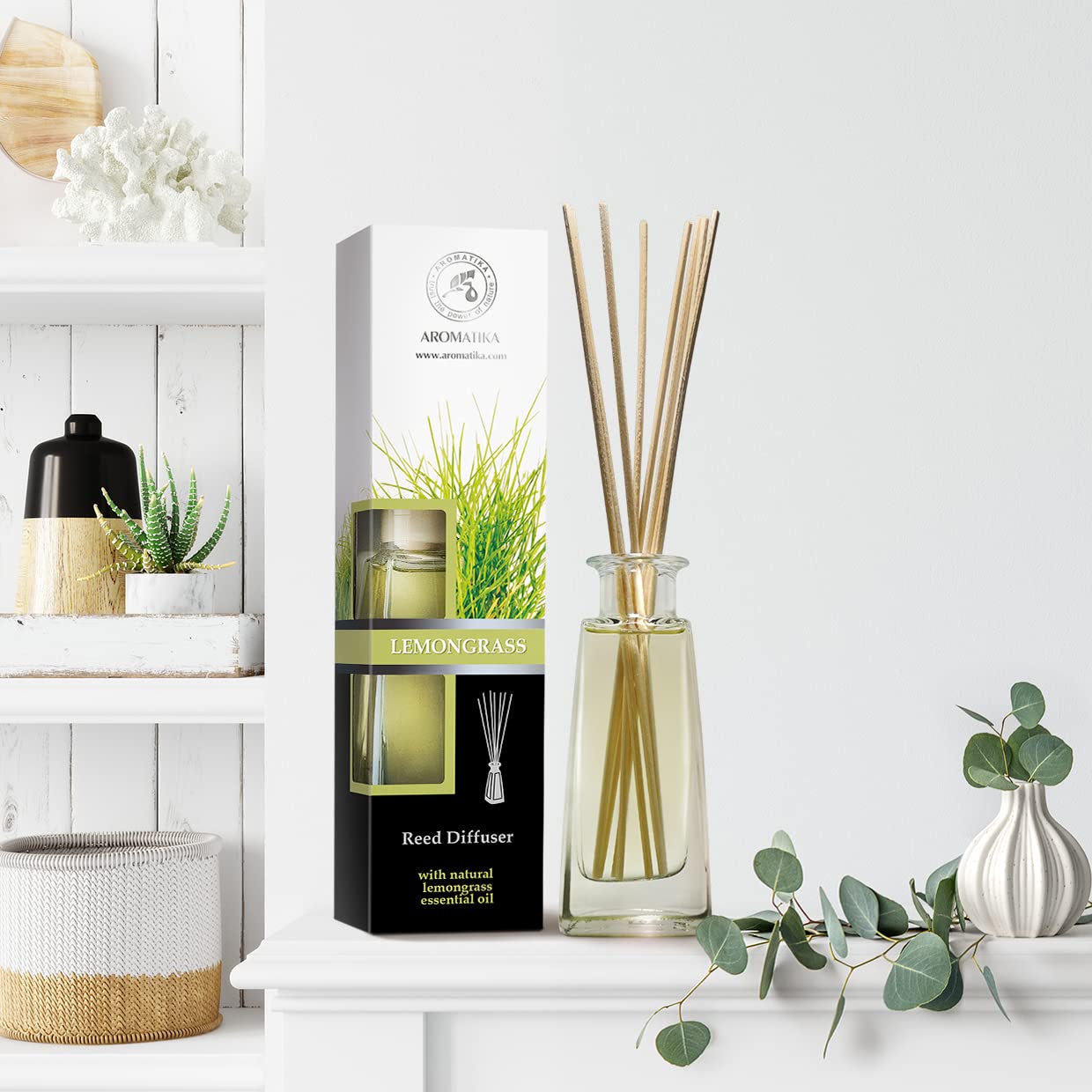 AROMATIKA difusor junto a objetos para apreciar tamaño y versatilidad