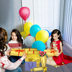 Artdly decorando fiesta con pompones dorados aportando brillo y coherencia