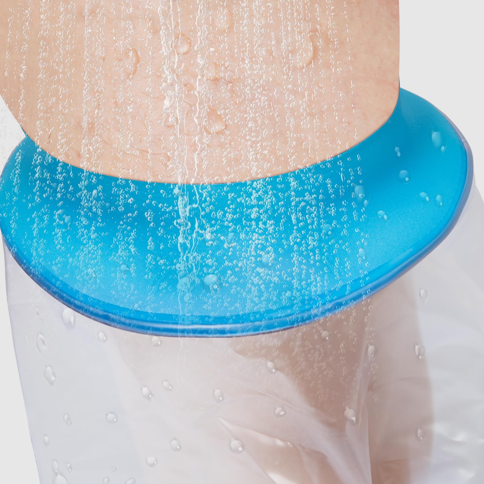Asunby protector en uso durante una ducha demostrando protección de vendajes