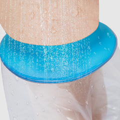 Asunby protector en uso durante una ducha demostrando protección de vendajes