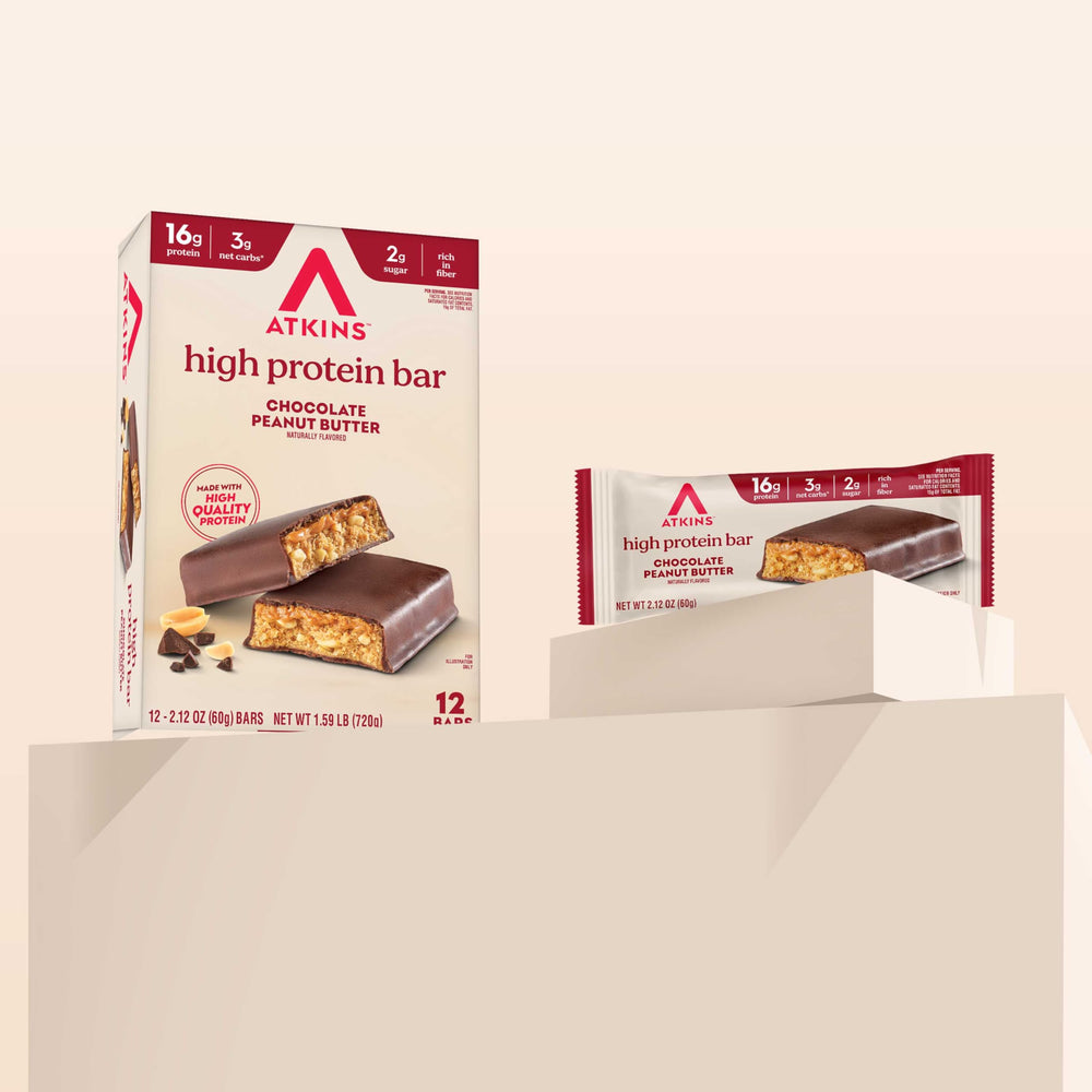 Atkins barra junto a cacahuates y chocolate para contexto