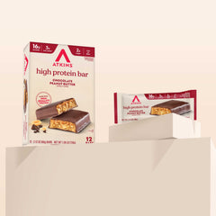 Atkins barra junto a cacahuates y chocolate para contexto