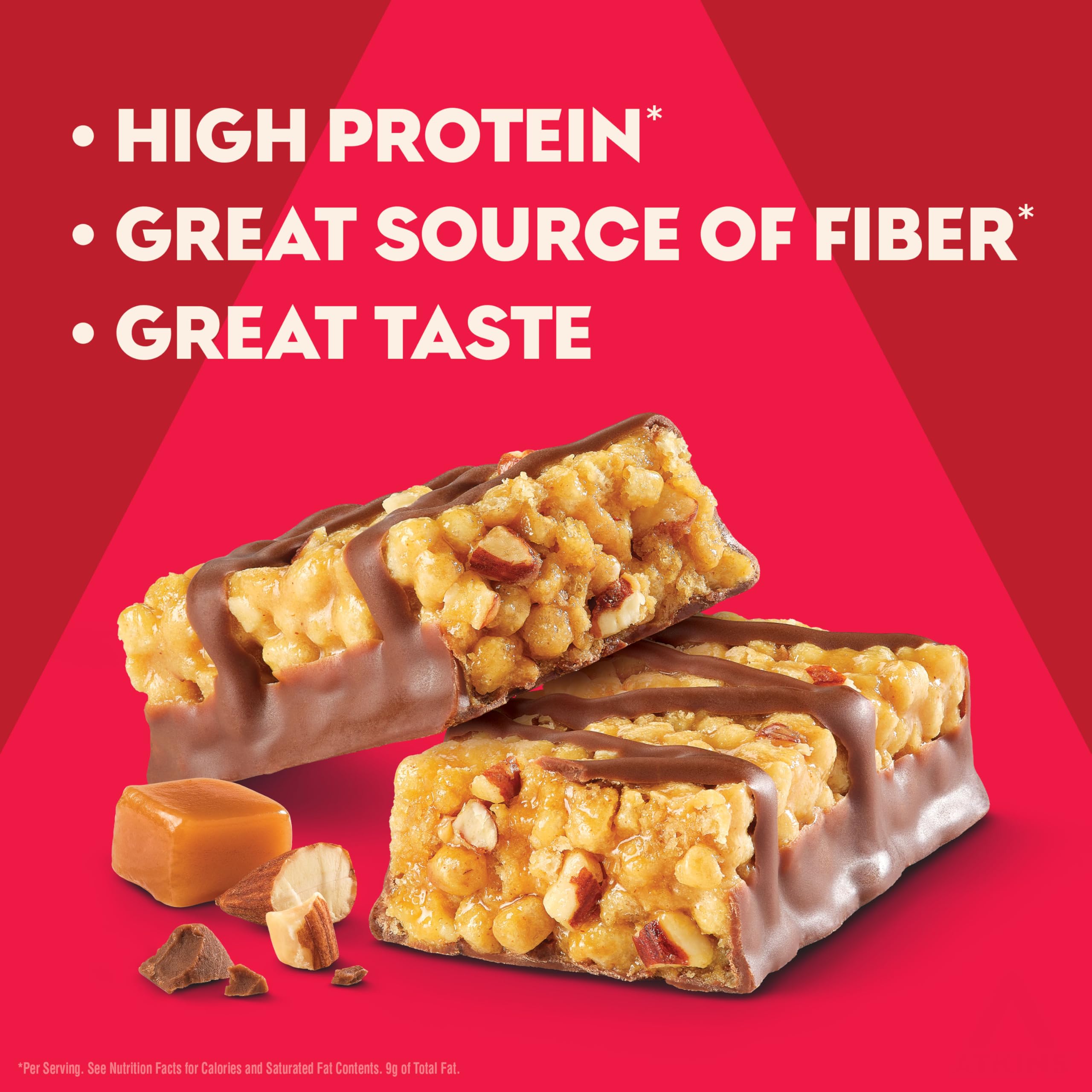 Atkins barra partida mostrando relleno de caramelo y almendra nutritiva