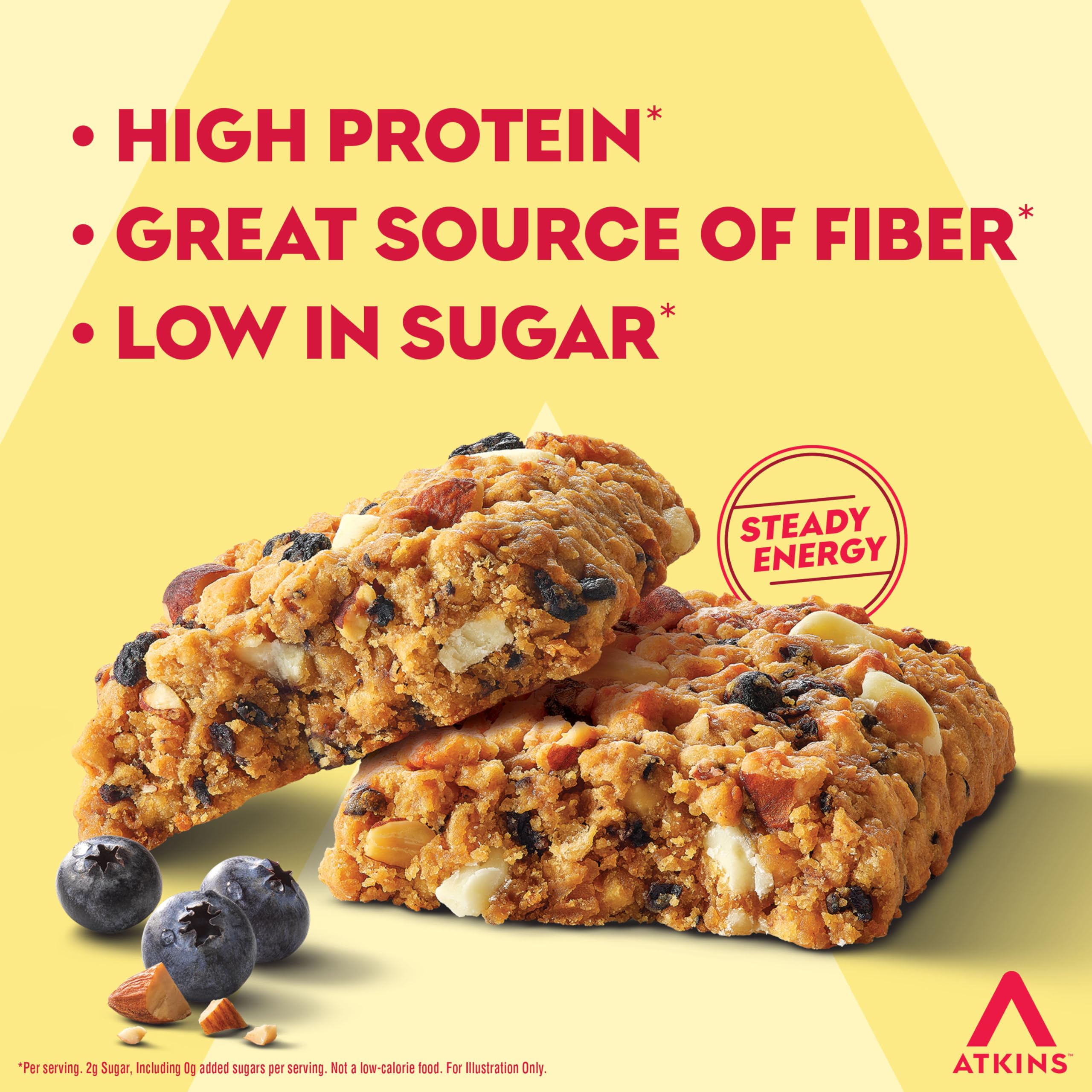 Persona sosteniendo Atkins barra arándano como snack energético