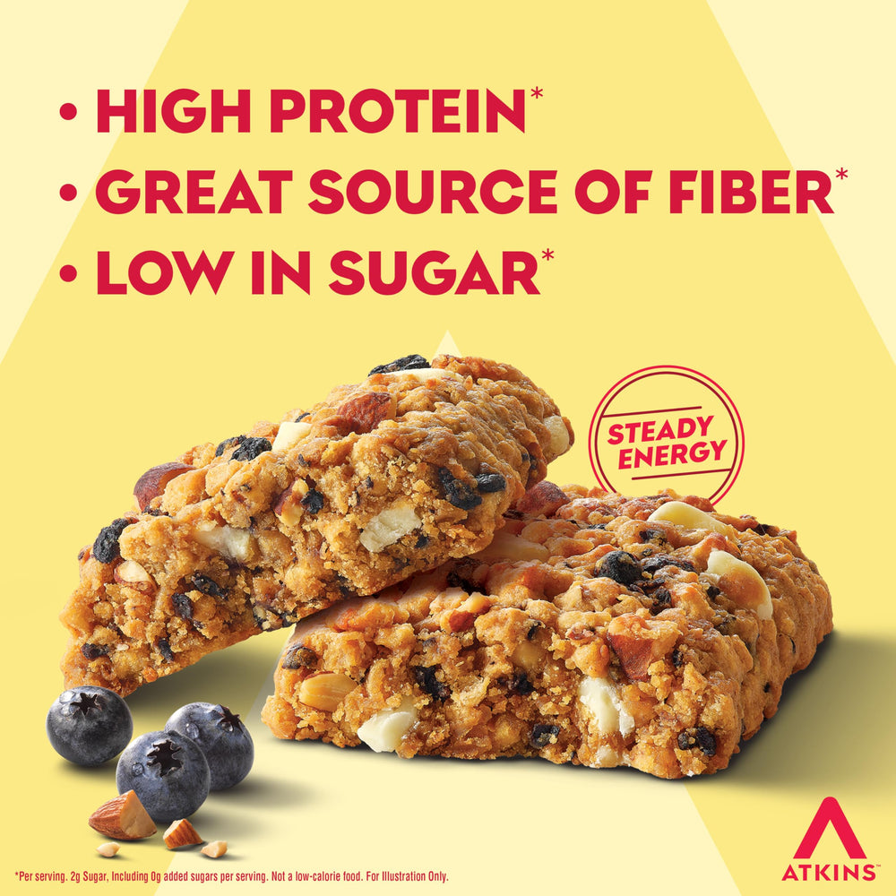 Persona sosteniendo Atkins barra arándano como snack energético
