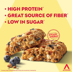 Persona sosteniendo Atkins barra arándano como snack energético
