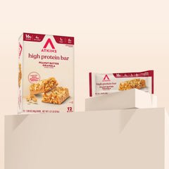 Atkins etiqueta nutricional acercamiento para revisar proteínas y carbohidratos