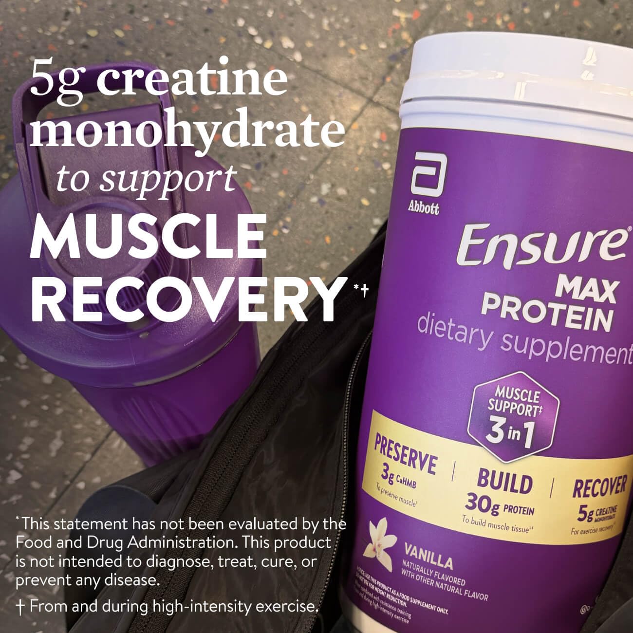 Deportista bebiendo Ensure Max Protein para apoyar recuperación muscular