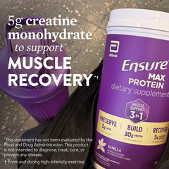 Deportista bebiendo Ensure Max Protein para apoyar recuperación muscular