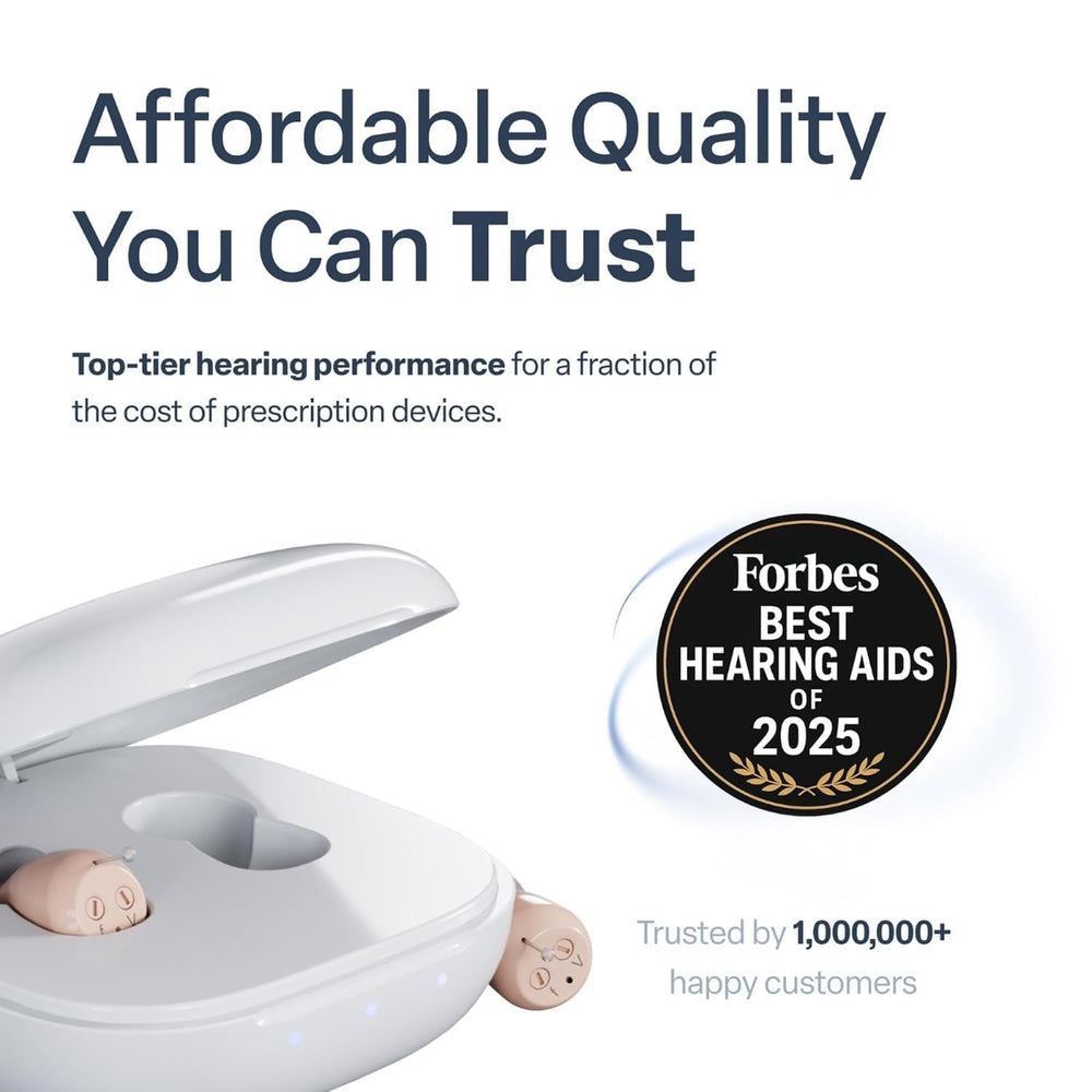 Comparación de tamaño Audien Atom One en la mano para mostrar su diseño nano discreto