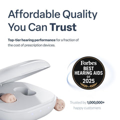 Comparación de tamaño Audien Atom One en la mano para mostrar su diseño nano discreto