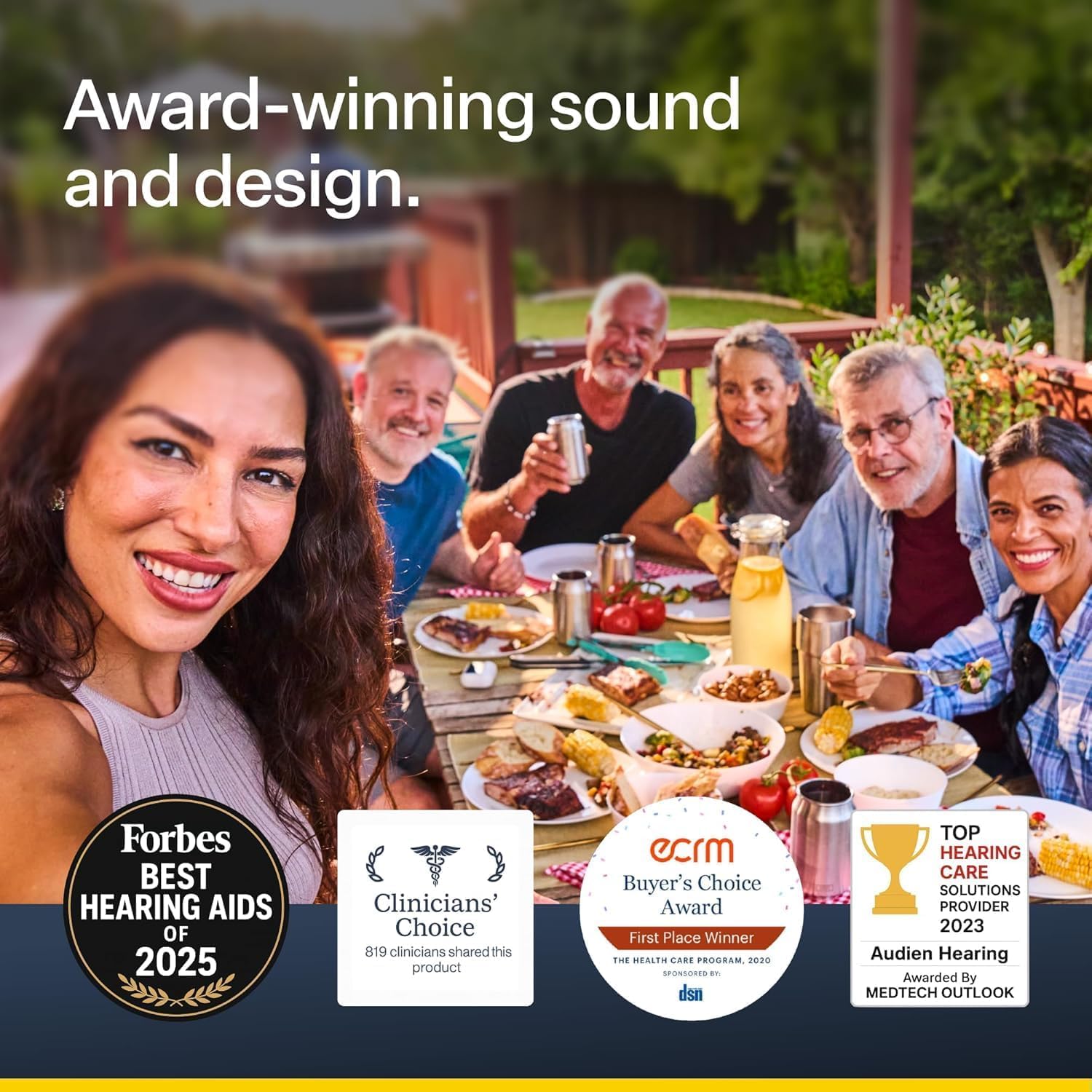 Audien Atom X junto a mano para comparar tamaño, portátil y de bolsillo
