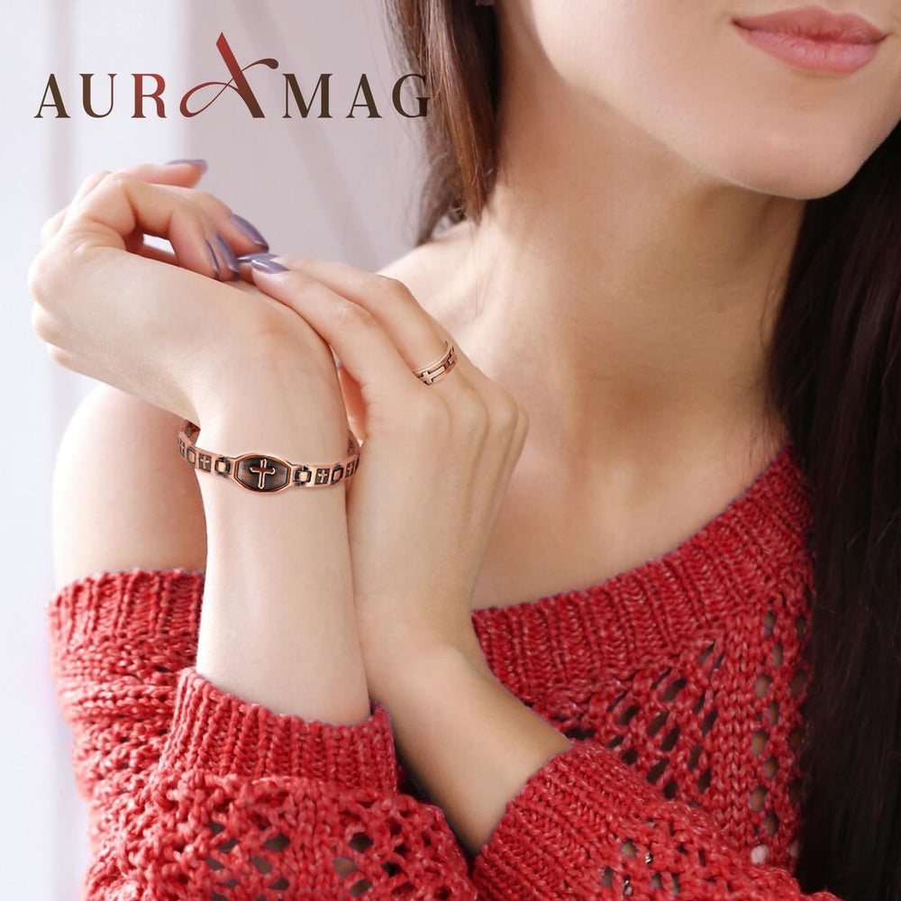 Auramag detalle cruz de la pulsera mostrando diseño elegante