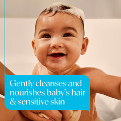 Textura espumosa del gel Aveeno Baby demostrando limpieza suave y cremosa