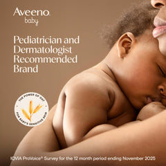 Aveeno Baby en uso durante baño de bebé, limpieza delicada y sin lágrimas