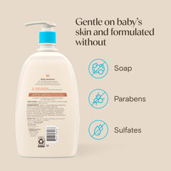 Paño húmedo junto a la botella Aveeno Baby, rutina diaria de baño eficiente