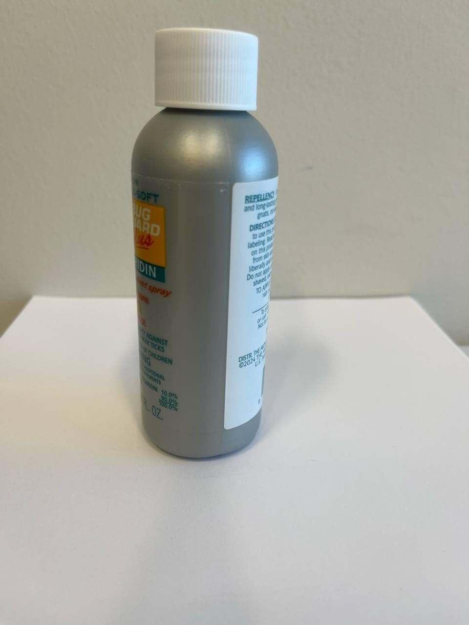 AVON spray comparado en mano para visualizar tamaño de viaje