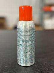 AVON Skin So Soft aerosol en mano aplicando cobertura uniforme