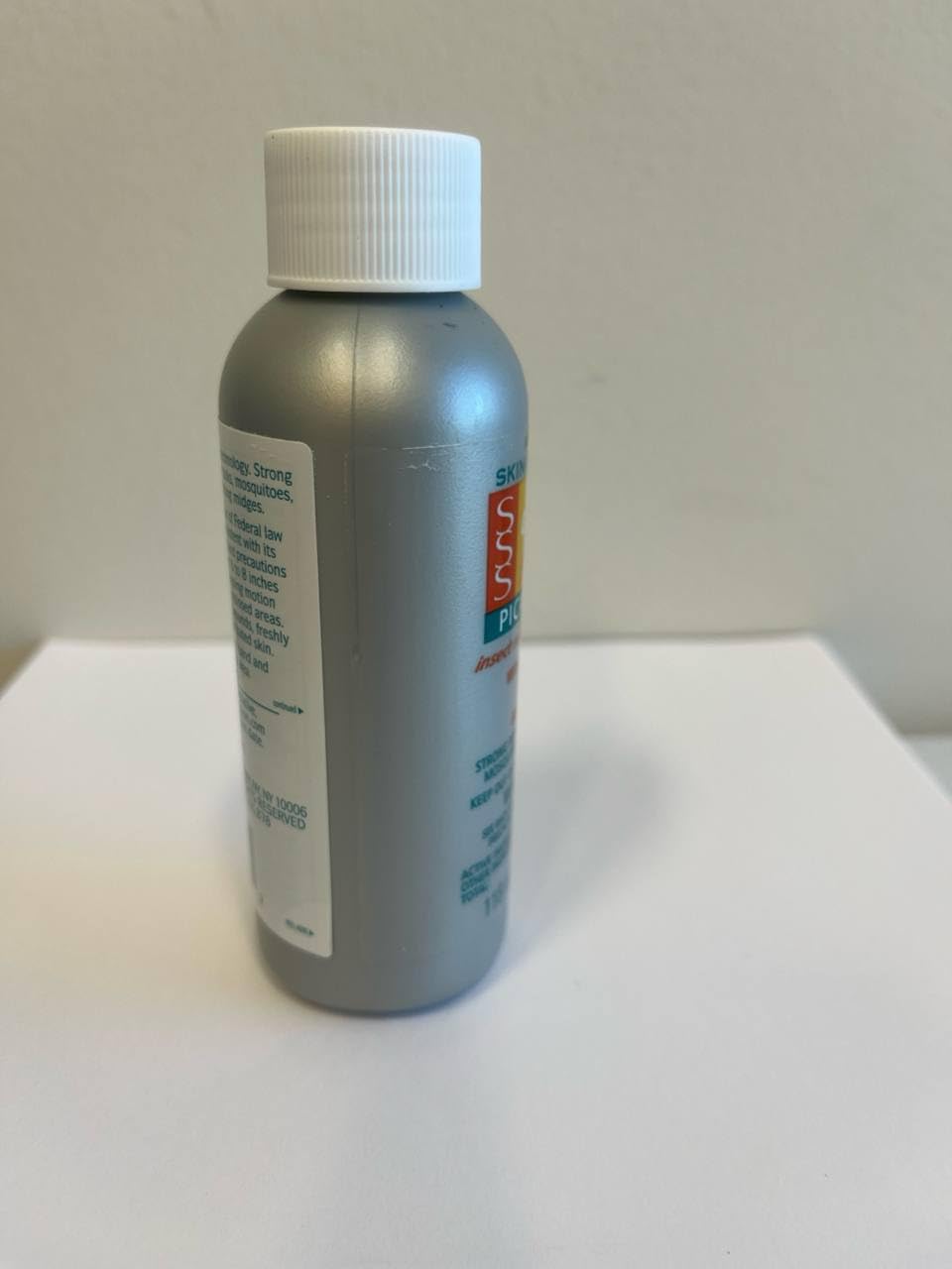 AVON persona aplicando spray durante camping para protección