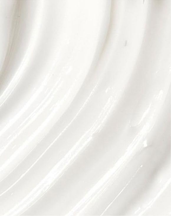 AVON textura cremosa en mano con acabado sedoso para aplicación cómoda