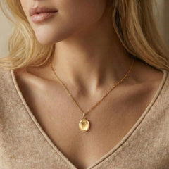 B BBPM acabado dorado 14K reflejando calidad y elegancia durable