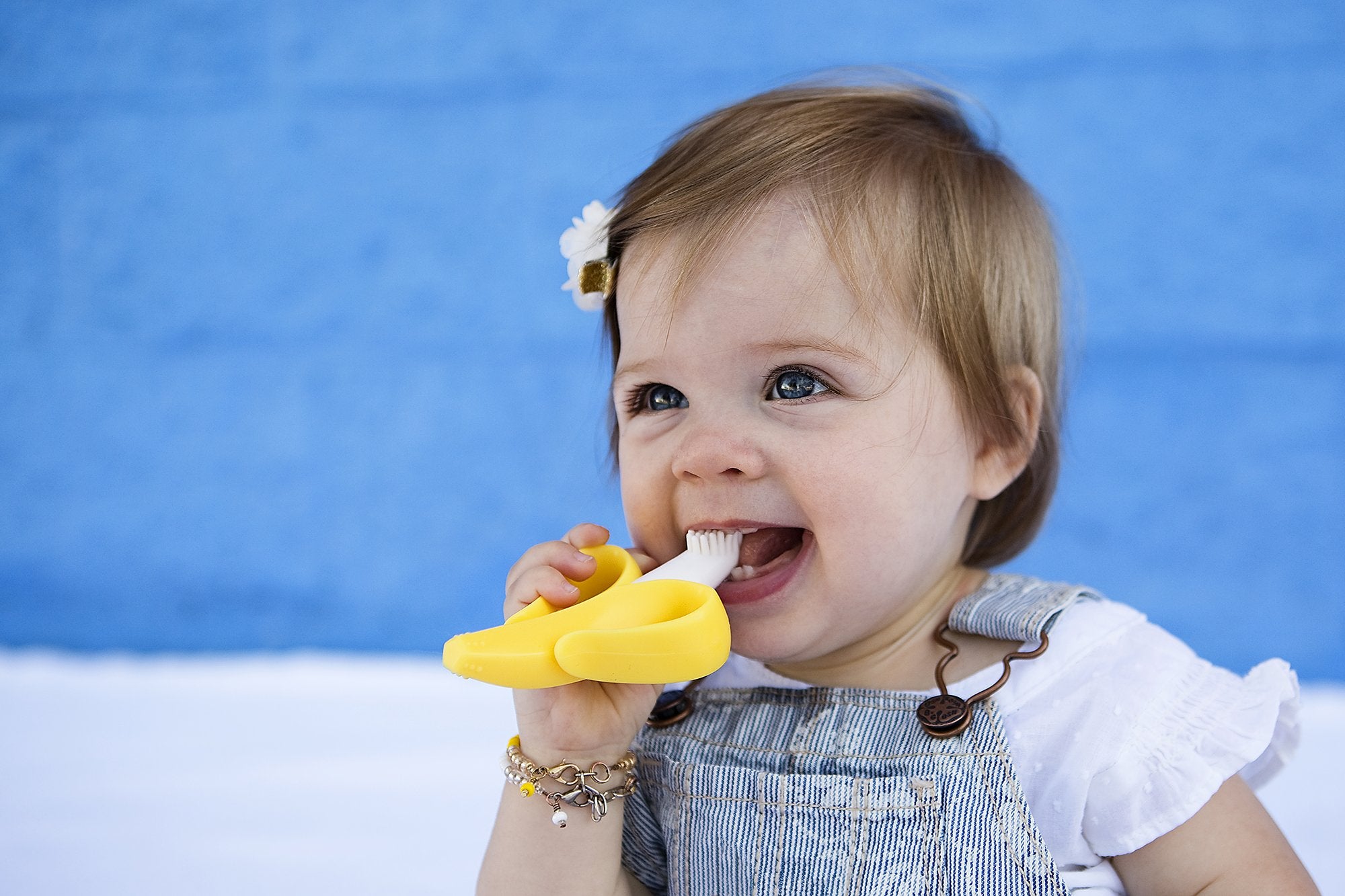 Baby Banana en el congelador para alivio frío de encías inflamadas