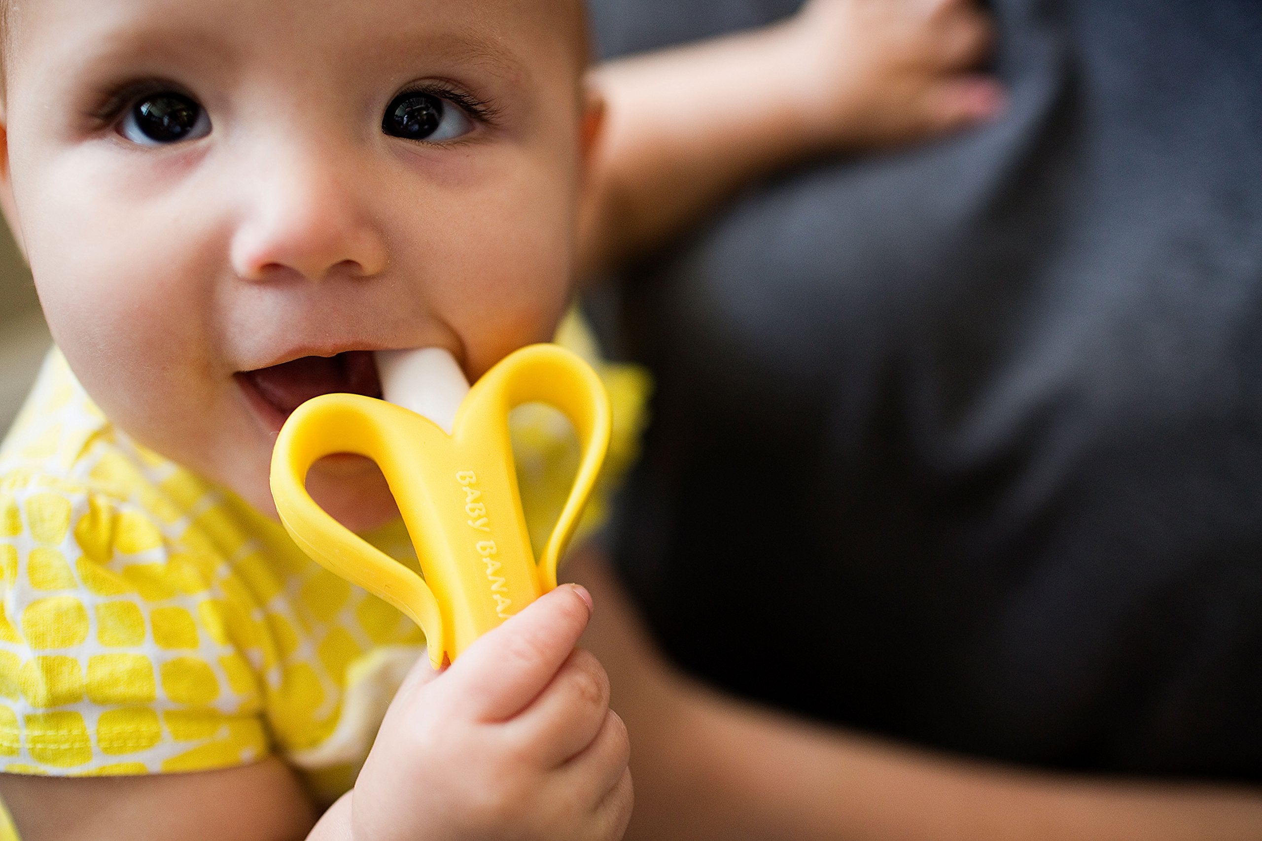 Baby Banana en escena familiar durante rutina de higiene infantil