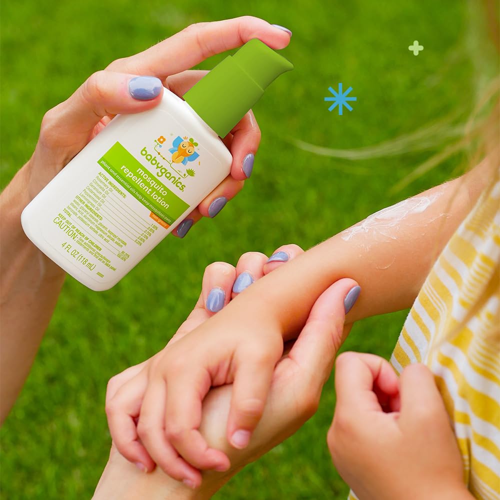 BabyGanics familia al aire libre disfrutando sin mosquitos