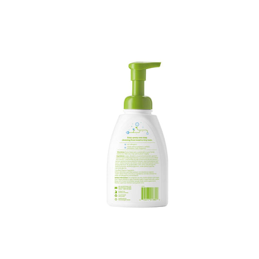 BabyGanics espuma densa en la mano destacando limpieza suave