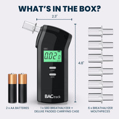 Escena lifestyle con BACtrack S80 en bolso, ideal para seguridad personal