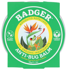 Badger junto a mochila para comparar escala y portabilidad en senderismo
