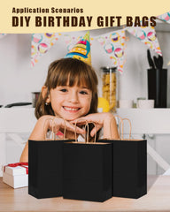 Bakepacker ambiente de fiesta con bolsas negras decoradas aportando estilo y cohesión