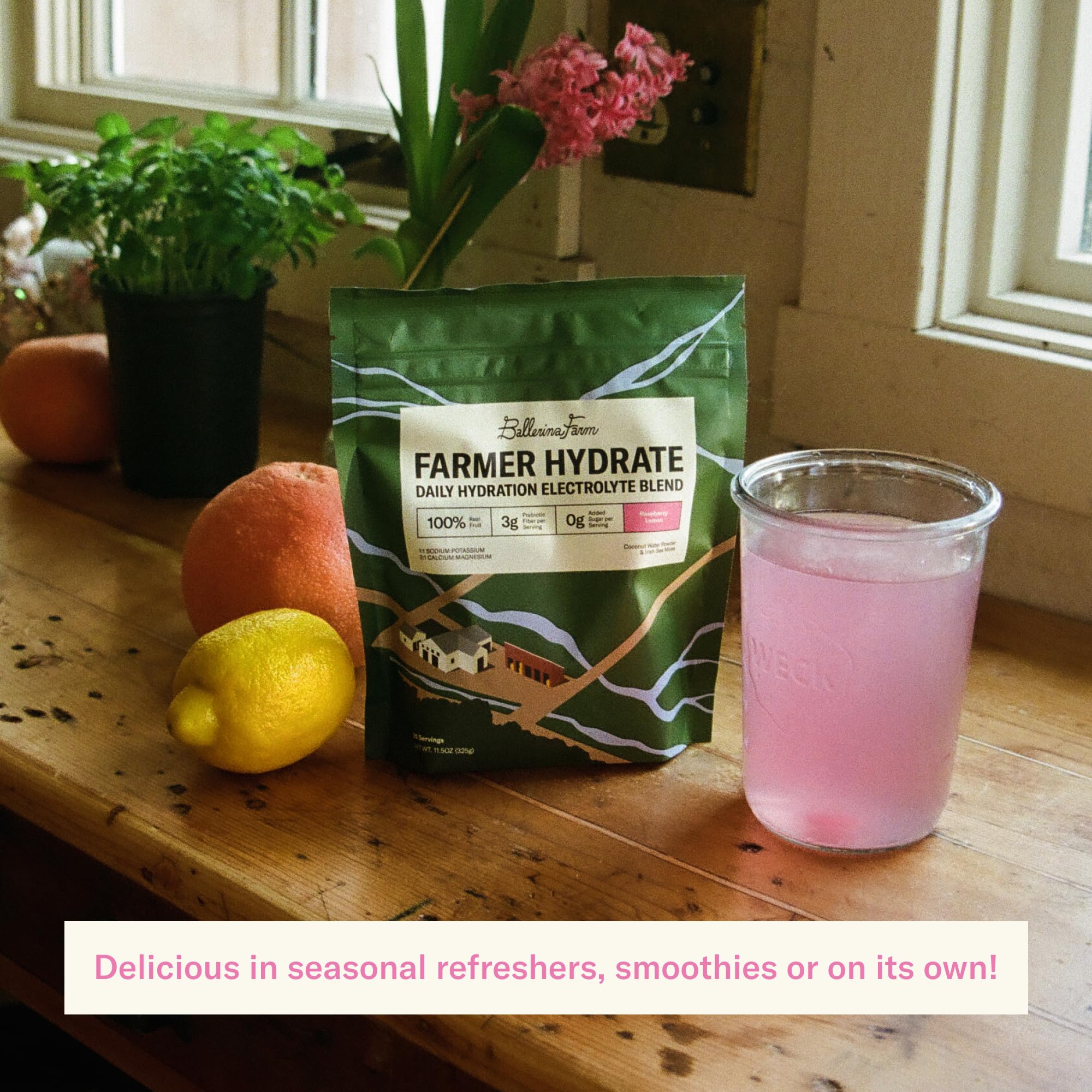 Ballerina Farm vaso con bebida rosa y hielo, refresca sin azúcar añadida