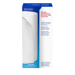 Band-Aid rollo comparado con manos para escala, tamaño práctico y portable