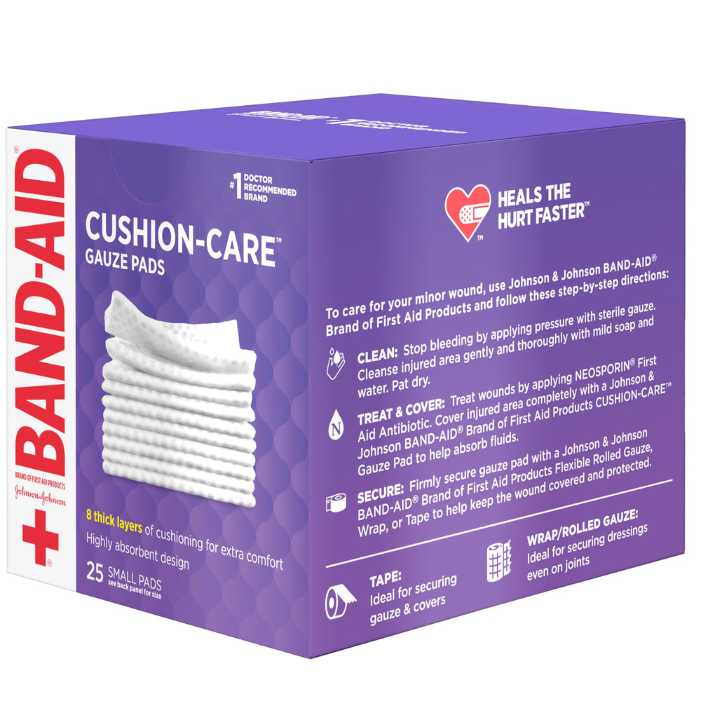 Band-Aid tamaño 2x2 comparado con mano para referencia de escala