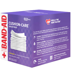 Band-Aid tamaño 2x2 comparado con mano para referencia de escala