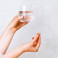 Banyan Botanicals botella abierta con tabletas visibles para conveniencia y almacenamiento seguro