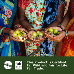 Frutas Amla, Haritaki y Bibhitaki junto a las tabletas Banyan Botanicals indicando origen tradicional y pureza