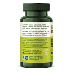 Banyan Botanicals sobre mesa de noche junto a un vaso de agua para mostrar preparación nocturna
