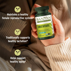 Banyan Botanicals tabletas en mano demostrando la dosis fácil de llevar