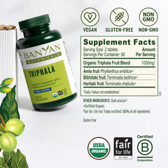 Banyan Botanicals polvo de Triphala en cucharilla, evidencia de ingredientes orgánicos