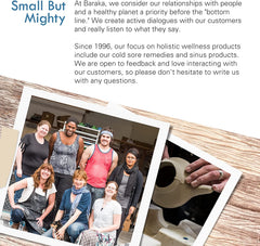 Baraka neti pot junto a mano para comparar tamaño y demostrar portabilidad