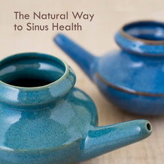 Baraka neti pot en baño minimalista mostrando beneficio de almacenamiento discreto