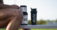 BARE PERFORMANCE NUTRITION atleta bebiendo durante carrera para mantener energía