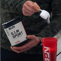 BARE PERFORMANCE NUTRITION comparación de tamaño del envase con una mano para escala